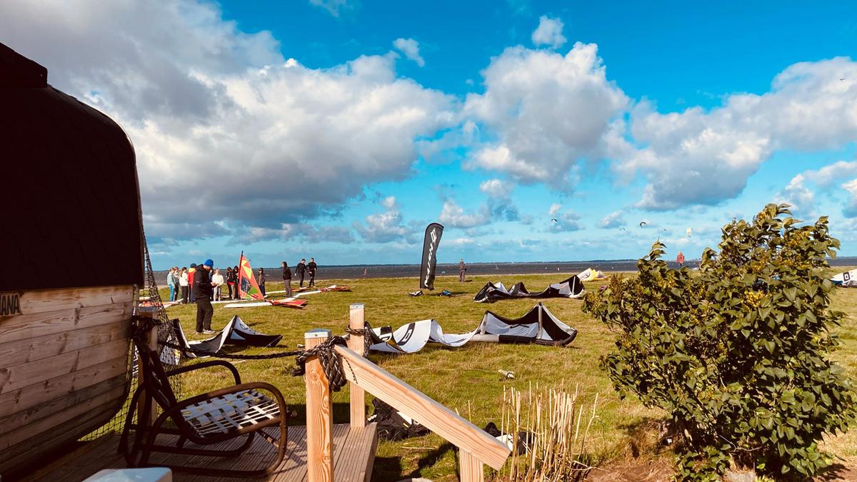 Surfen an der Ostsee im Herbst 