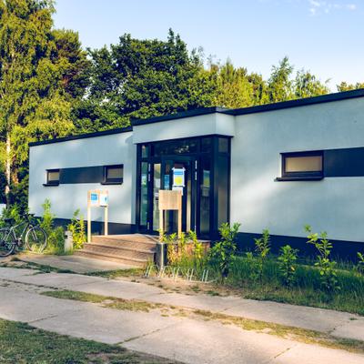 Sanitärgebäude weiß grau 