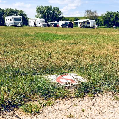 Camping Platznummerierung im Gras 