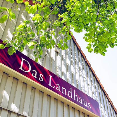 Das Landhaus Außenansicht Beschilderung