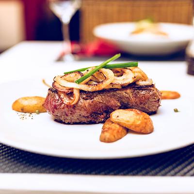 Steak und Wedges Fine food weißer Teller rote Serviette