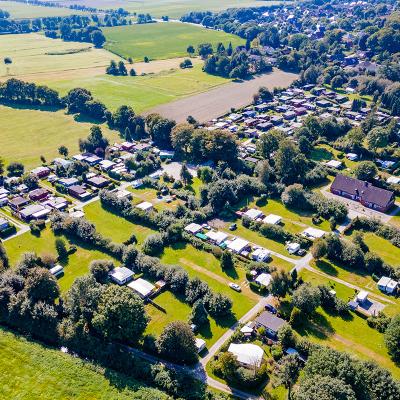 Camping Bad Bederkesa Weg Büsche Wohnwagen blauer Himmel