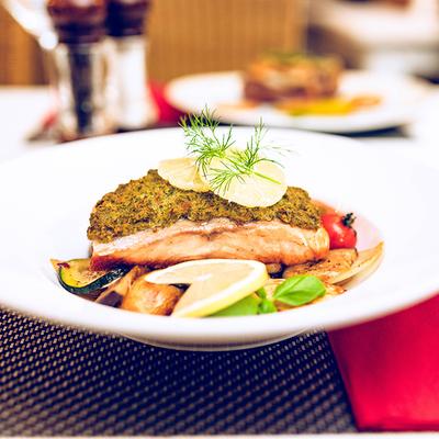 Fischgericht weißer Teller rote Serviette