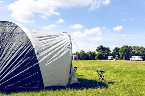 Camping Zelt grüne Wiese