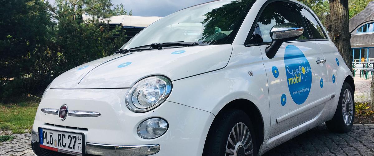 Mietwagen Fiat500 weiß mit Regenbogen Folierung