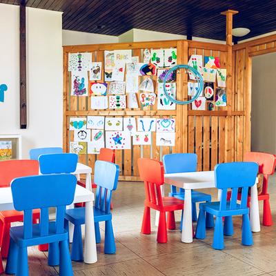 Spielzimmer blaue und rote Kinderstühle