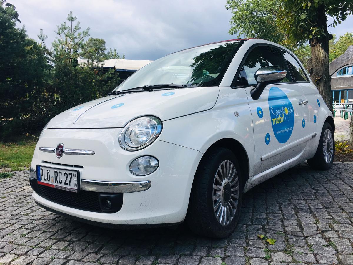 Mietwagen Fiat500 weiß mit Regenbogen Folierung