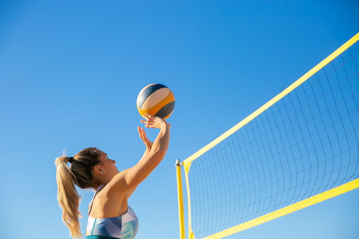 Volleyball blauer wolkenloser Himmel gelbes Netz