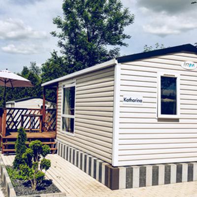 Außenansicht Ferienhaus Holli Holzterasse Mobilheim