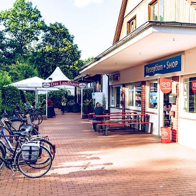 Shop Einkaufsmöglichkeit Fahrradständer Fahrräder gepflasterter Weg Bierzeltgarnitur