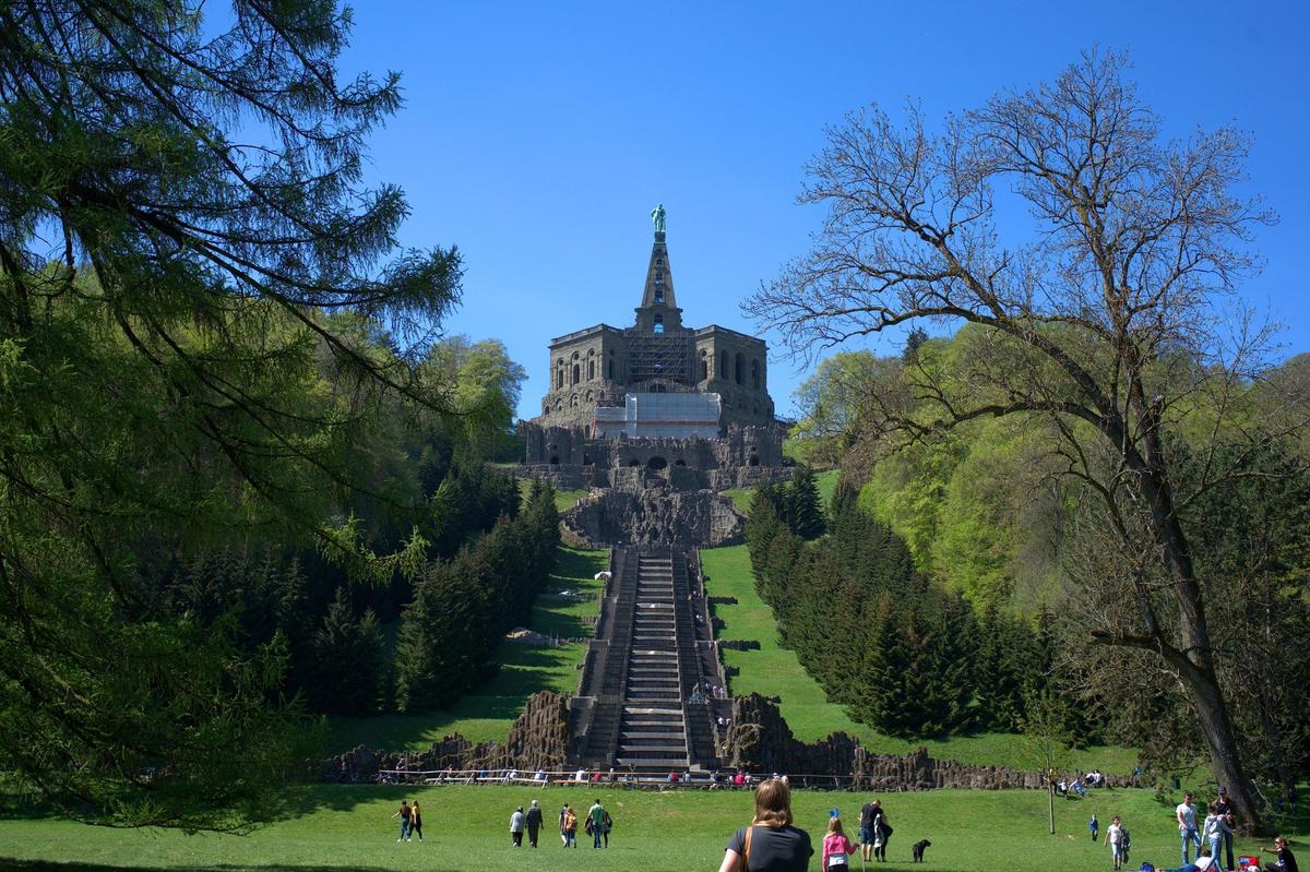 Bergpark Kassel Herkules blauer Himmel Besucher