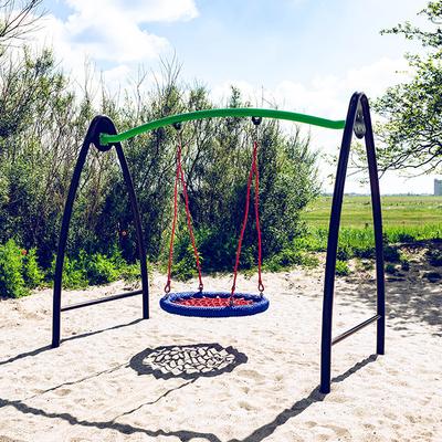 Netzschaukel buntes Gerüst Sand Wiese