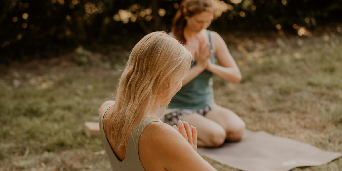 Yoga auf dem Campingplatz