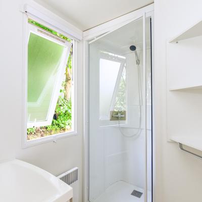 Holli Badezimmer Innenansicht offenes Fenster weiß