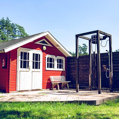 Sauna rote Blockhütte Holz Außendusche