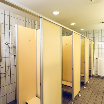 Sanitärgebäude Duschkabinen Elfenbein