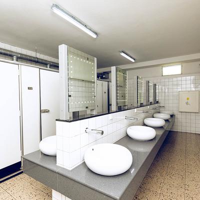 Sanitärgebäude Ladbergen runde Waschbacken Spiegel weiße Türen