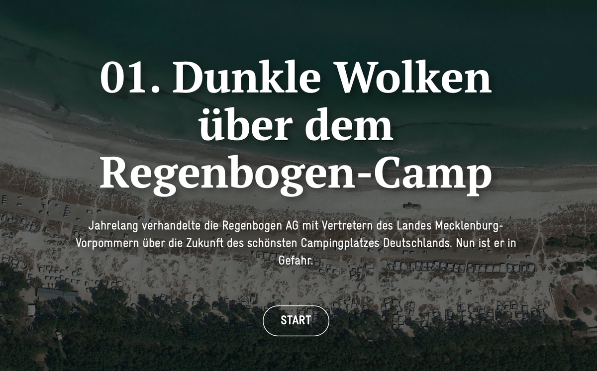 Dunkle Wolken über dem Regenbogen-Camp