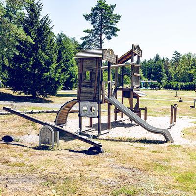 Spielplatz Holz Wald Rutsche Wippe 