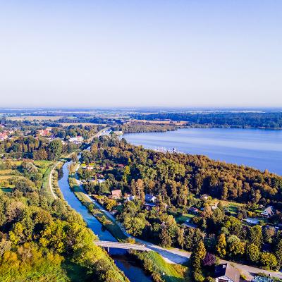 Vogelperspektive mit Aufsicht auf die Ferienanlage, den Geeste Kanal und den Bederkesaer See