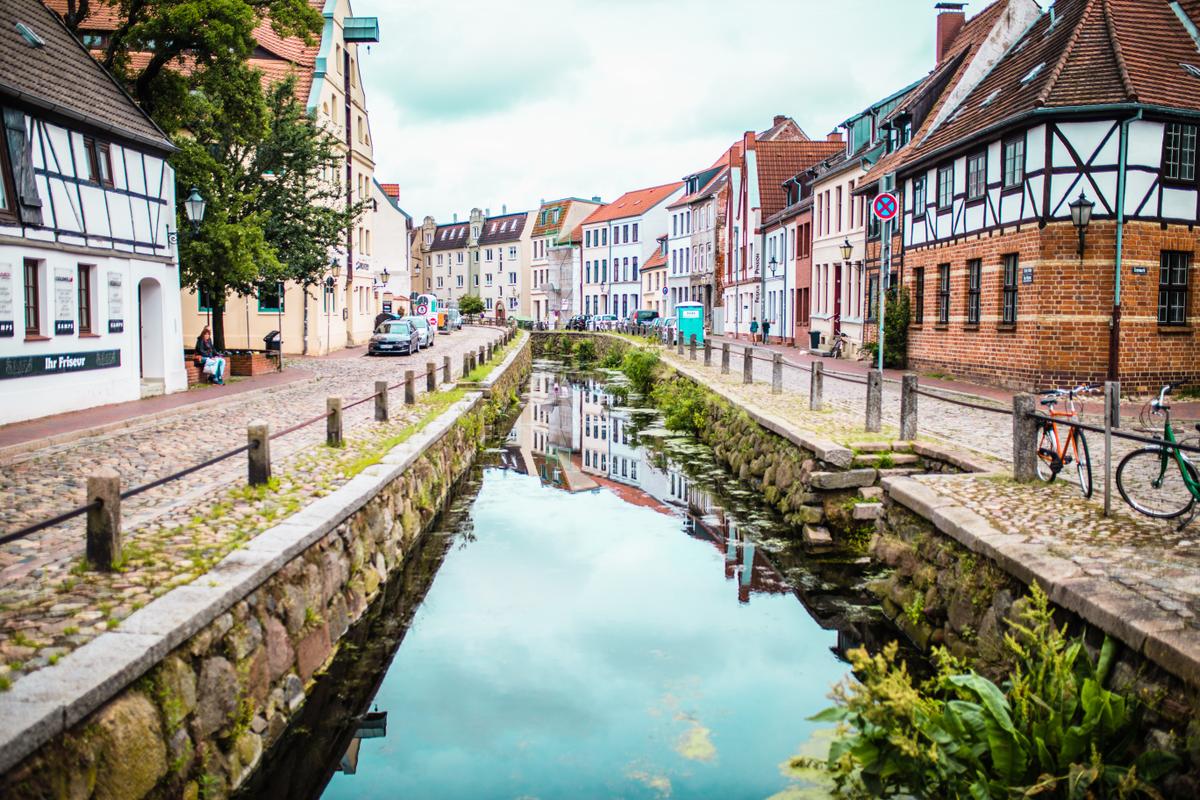 Altstadt Wismar Fluss Fachwerk Gebäude Himmel spiegelt sich im Wasser