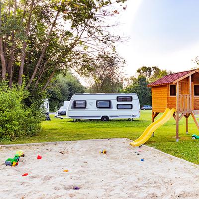 Spielplatz Bad Gandersheim mit Wohnmobil im Hintergrund