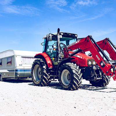 Schleppdienst Prerow Trecker rot Wohnwagen