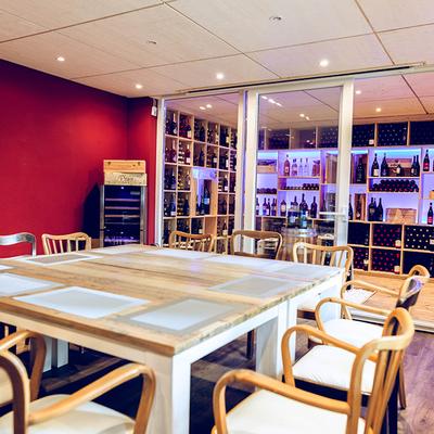 Winetasting großer quadratischer Holztisch Vinothek