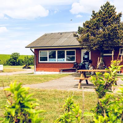 Sanitärgebäude Außenansicht Picknick Tisch