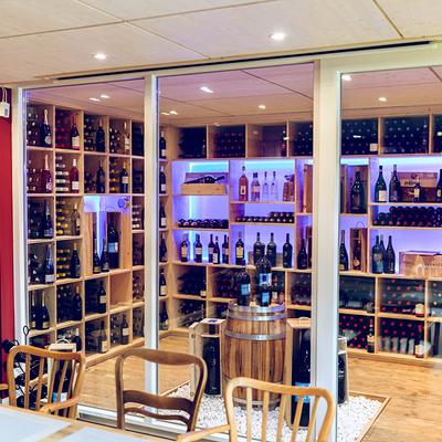 Vinothek Weinregale rustikal schick rote Wände