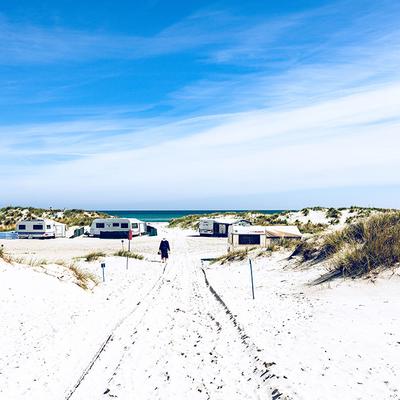 Am Strand Campen und mit dem Rad die Umgebung erkunden. 